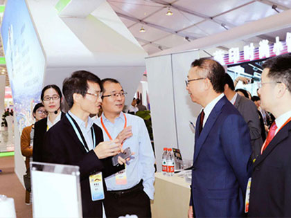 Sun Ruizhe, president van China National Textile and Apparel Council, inspecteerde en leidde de tentoonstellingshal van Xingfa Chemical Fiber Group