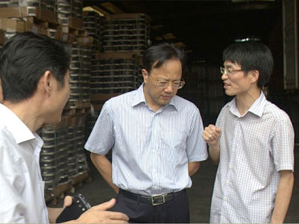 He Jiashun, lid van het permanent comité van het Shaoxing Municipal Party Committee en secretaris van het County Party Committee, inspecteerde Chengbang Chemical Fiber