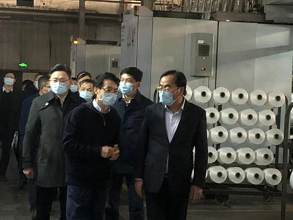 Shaoxing Municipal Party Committee Secretaris Ma Weiguang en zijn partij gingen naar AIA Polyester Company, een dochteronderneming van de groep, om medeleven te betuigen aan de werknemers die in Shaoxing bleven