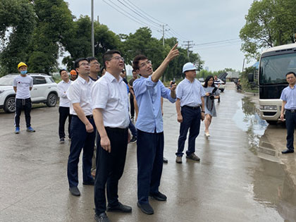 Shen Zhijiang, secretaris van het partijcomité van het Keqiao-district, ging met zijn gezelschap naar het hightechproject in Chengbang van de groep voor onderzoek en begeleiding