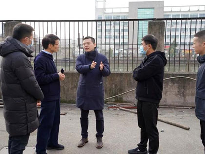 Li Zhang, lid van het Permanent Comité van het Yuecheng District Comité en secretaris van het Partijwerkcomité van Doumen Street, en andere leiders kwamen naar het AIA Zhichuang Science and Technology Park voor onderzoek en begeleiding