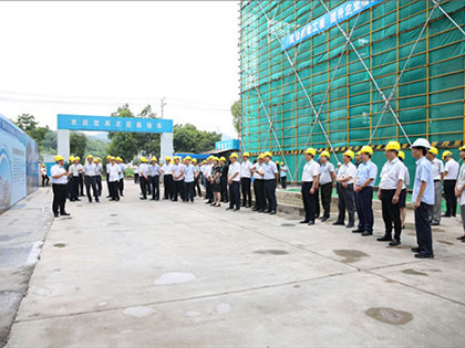 De leiders van de vier teams in het Keqiao-district leidden een team naar het hightechproject in Chengbang van de groep voor onderzoek en begeleiding ter plaatse